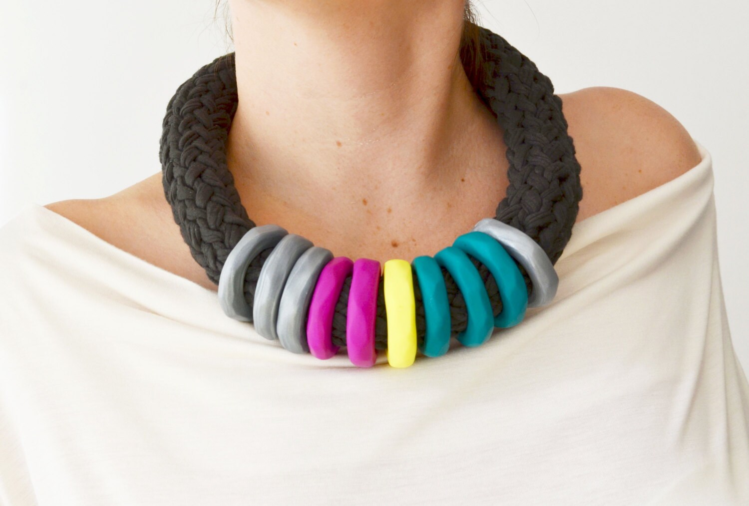 Grüne Statement Halskette; Oversized in Baumwolle Und Ton von IKKX