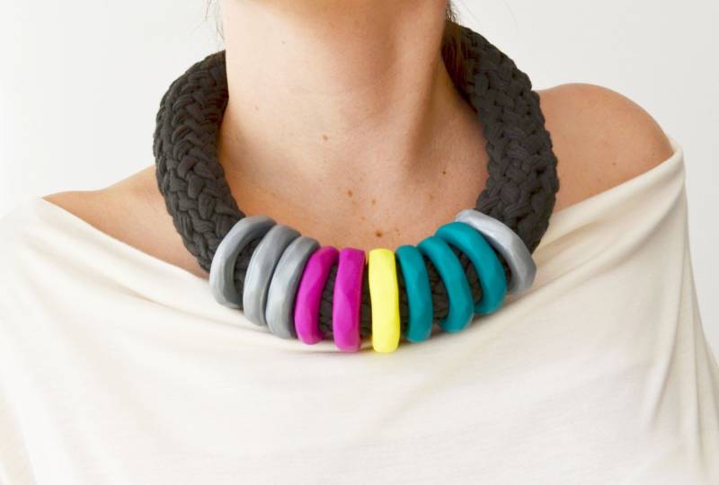 Grüne Statement Halskette; Oversized in Baumwolle Und Ton von IKKX