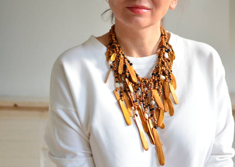 Goldene Kaskaden Statement Kette Mit Süßwasserperlen, Moderne Perlenkette von IKKX