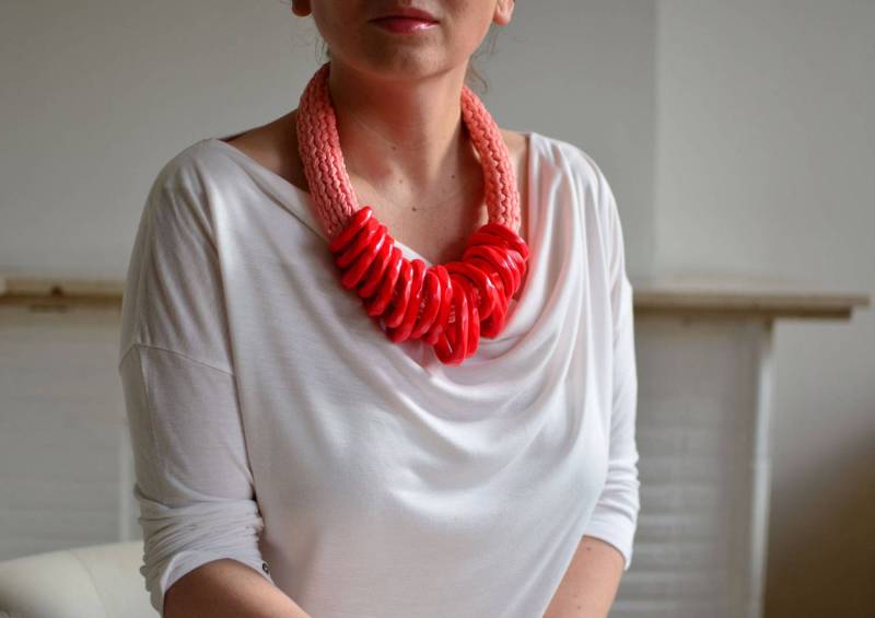 Rote Lätzchen Halskette von IKKX