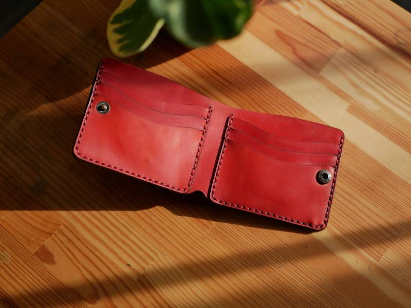 Red Leather Bifold Wallet Personalisierte Schlanke Brieftasche Mit Druckknopf von IKLeathershop