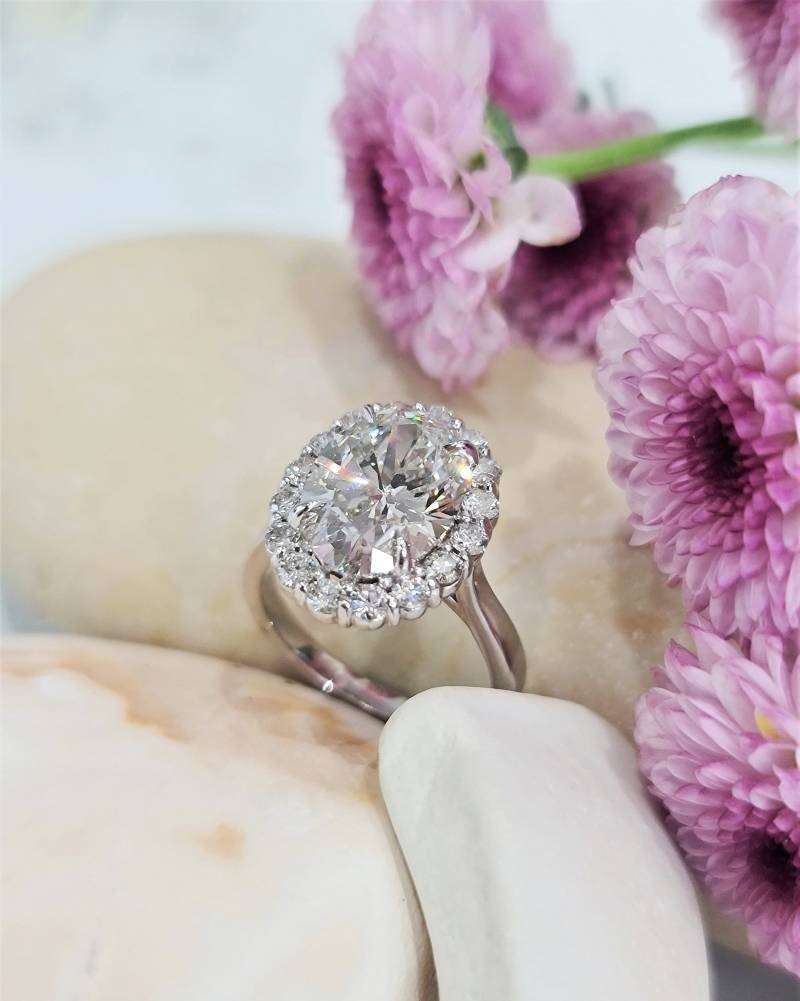 3.5 Ct Ovaler Diamant Verlobungsring E Vvs | Igi Zertifiziertes 3 Zentrum + 0.5 Halo in 14K/18K Gold Oder Platin von ILANISdiamonds
