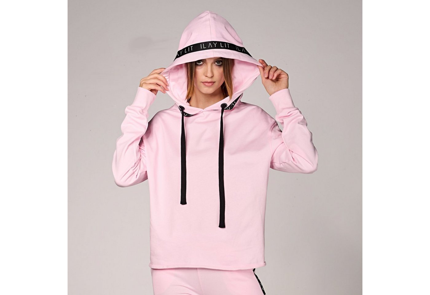 ILAY Lit Kapuzensweatshirt Holy Hoodie Pastell Rosa Logoband an der Kapuze von ILAY Lit