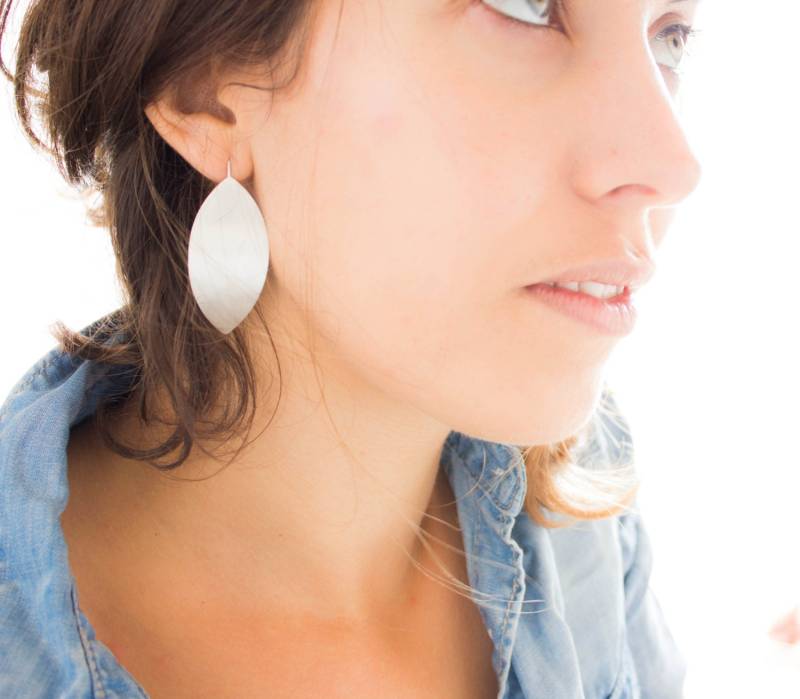 Blatt, Gebürstetem Silber Ohrring, Elegant Und Feminin Schmuck, Plain Ohrringe, Boho Boho, Naturschmuck Geschenk Für Sie von ILUMA