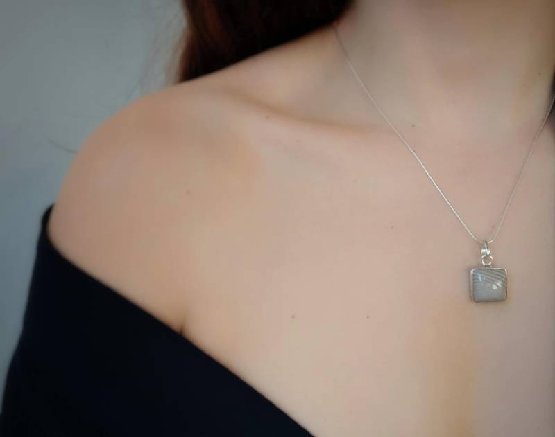Platz Anhänger/Stein Halskette Grau Silber Zarte Für Frauen Feuerstein Eines Eine Art Schmuck //Unique Stück Platz Anhänger/Stein Halskette Grau Silber Zarte Für Frauen Feuerstein Eines Eine Art Schmuck //Unique Stück von ILUMA