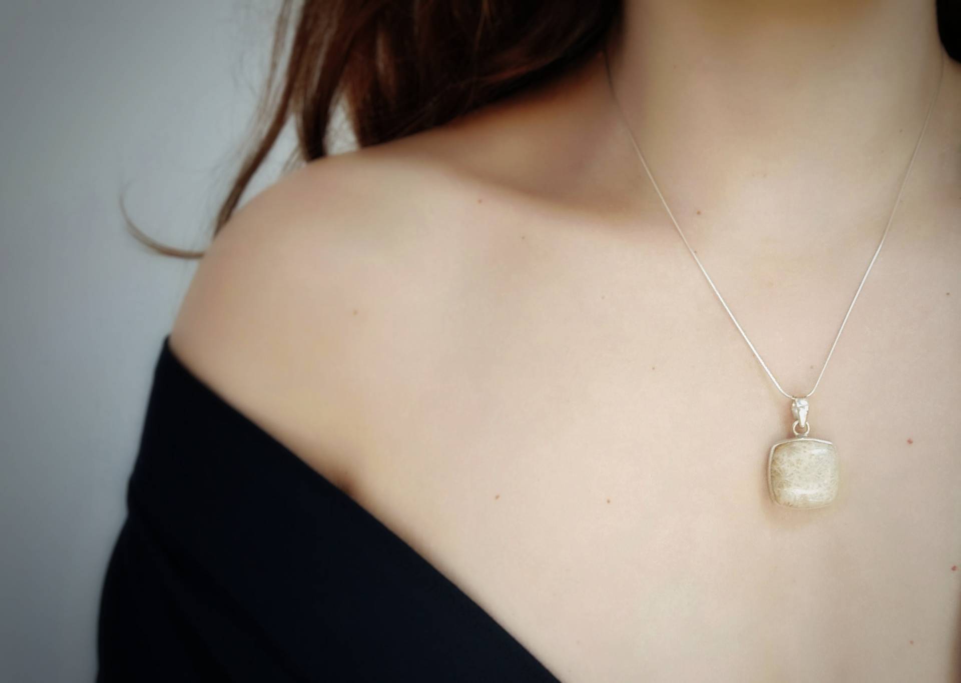 Platz Silbernen Halskette/stein Anhänger Fossil Natürliche Korallenkette Unikat Schmuck Für Die Frau Weiß Minimalistisch Platz Silbernen Halskette/stein Anhänger Fossil Natürliche Korallenkette Unikat Schmuck Für Die Frau Weiß Minimalistisch von ILUMA