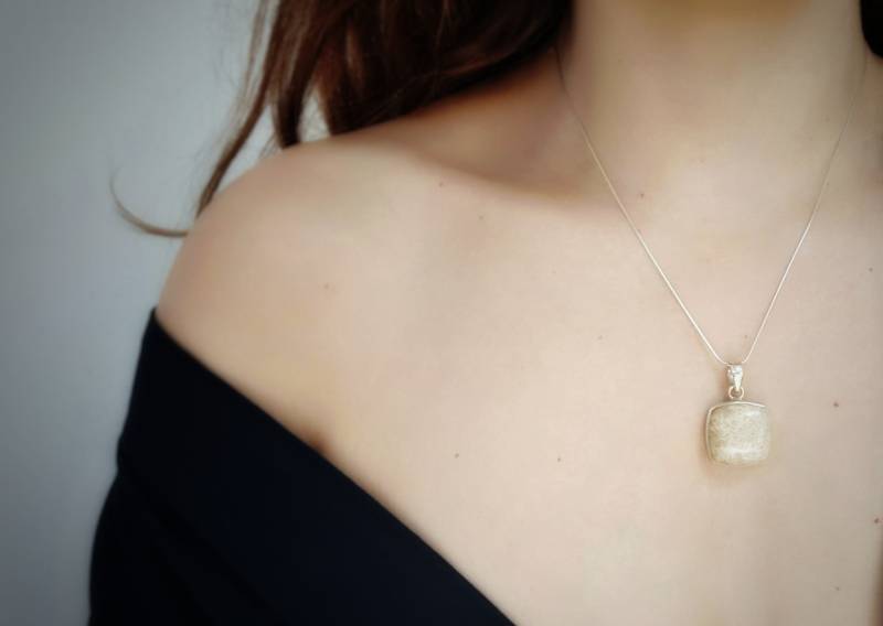 Platz Silbernen Halskette/stein Anhänger Fossil Natürliche Korallenkette Unikat Schmuck Für Die Frau Weiß Minimalistisch von ILUMA