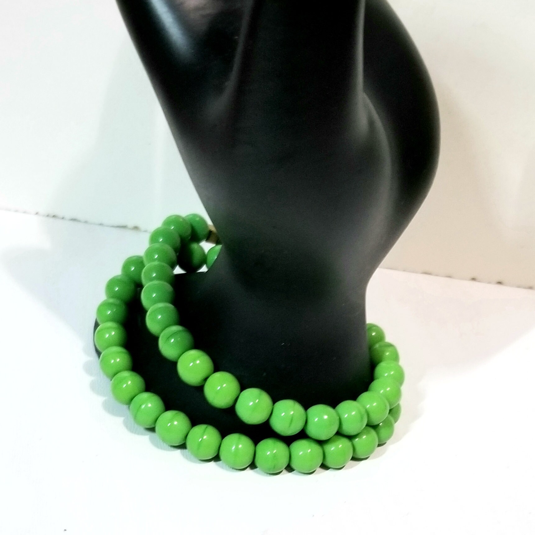Herren Lime Green Double Wrap Gewichtetes Perlenarmband von IMBAJewelry