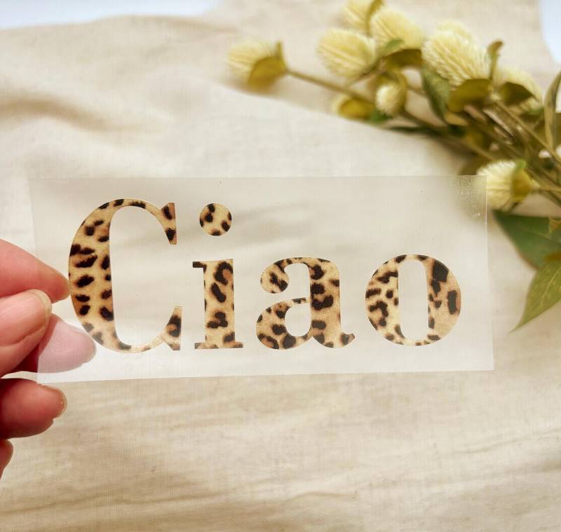 Bügelbild Ciao Im Leo-Design - Aufbügler Für Textilien | Skandi Schriftzug von IMCstoffwelten