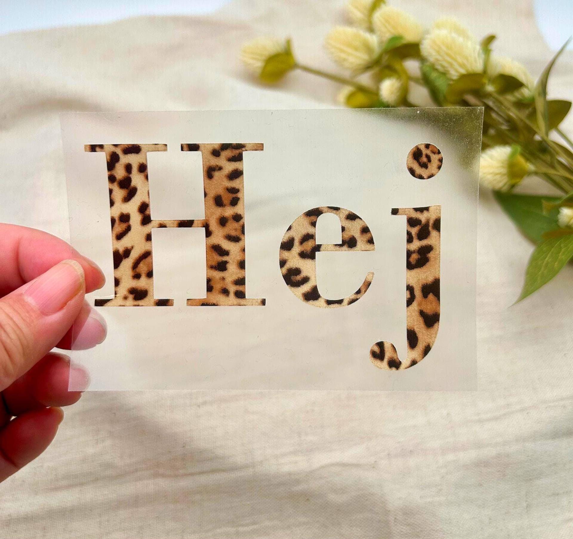 Bügelbild Hej Im Leo-Design - Aufbügler Für Textilien | Skandi Schriftzug von IMCstoffwelten