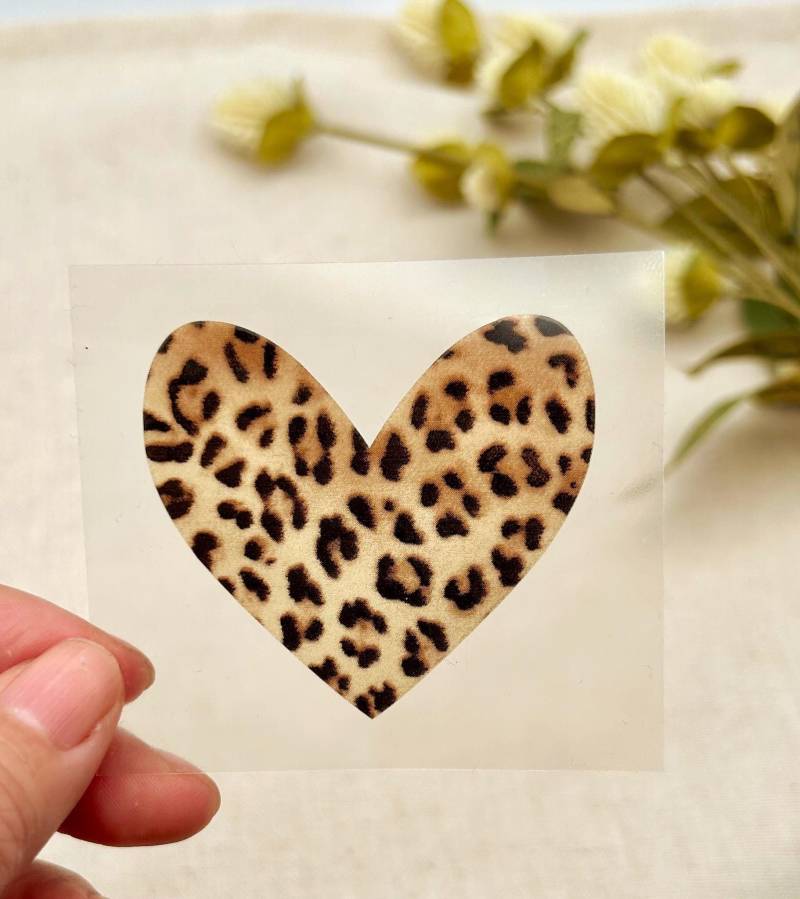 Bügelbild Herz Im Leo-Design - Aufbügler Für Textilien | Skandi Schriftzug von IMCstoffwelten