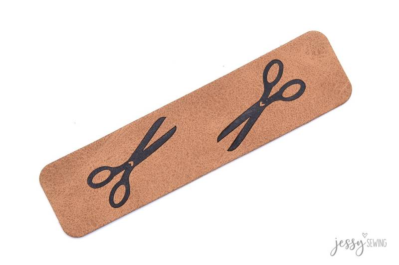 Kunstleder Knick-Label "Schere" Von Jessy Sewing - Ab 2 Stück Kunstleder Knick-Label "Schere" Von Jessy Sewing - Ab 2 Stück von IMCstoffwelten