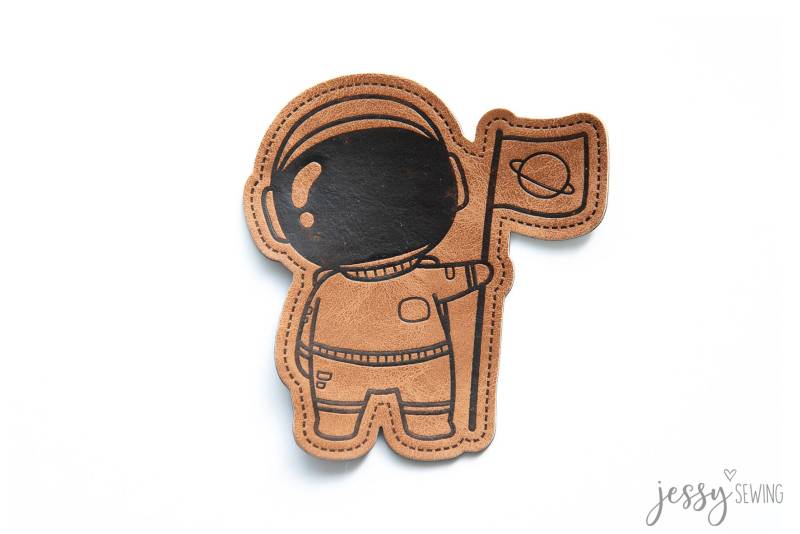 Kunstleder Label "Astronaut With Flag" Von Jessy Sewing - Ab 2 Stück von IMCstoffwelten