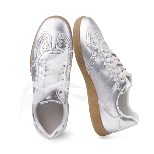 Damen Lace Detail Lace Up Casual Sneakers - Elegant Ribbon Ribbon Lace Walking Schuhe Rutschfeste Sohle Atmungsaktiv Komfort für tägliche Outfits, silber, 42 EU Damen Lace Detail Lace Up Casual Sneakers - Elegant Ribbon Ribbon Lace Walking Schuhe Rutschfeste Sohle Atmungsaktiv Komfort für tägliche Outfits, silber, 42 EU von IMPREMEY