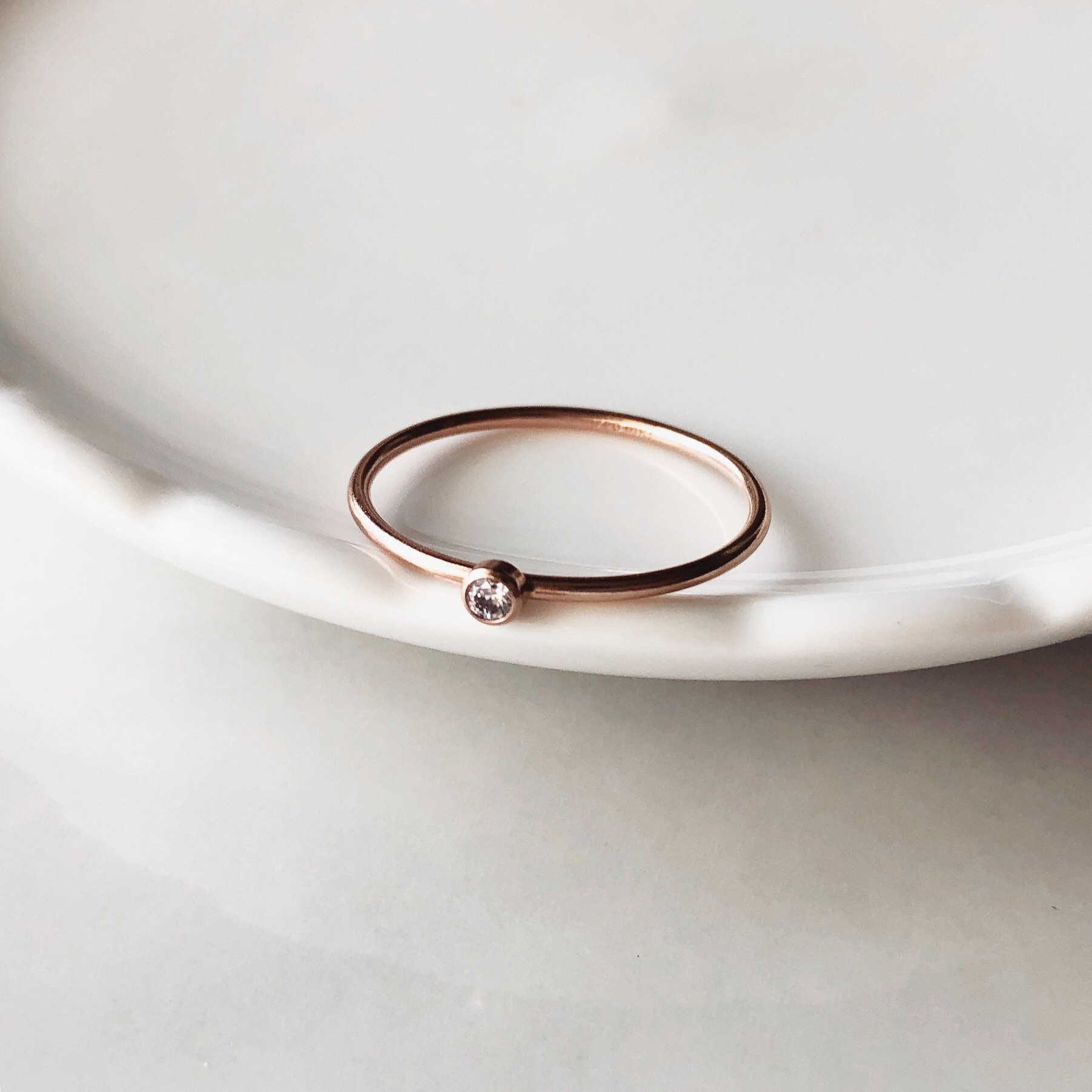 Zierliche 14K Roségold Filled Cz Stapelring Zierliche 14K Roségold Filled Cz Stapelring von IMSMI