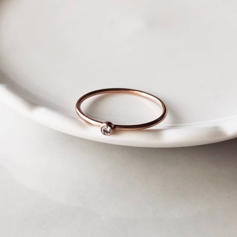 Zierliche 14K Roségold Filled Cz Stapelring Zierliche 14K Roségold Filled Cz Stapelring von IMSMI