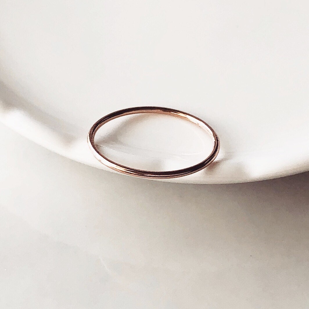 Zierliche 14K Roségold Filled Schlichter Stapelring Zierliche 14K Roségold Filled Schlichter Stapelring von IMSMI
