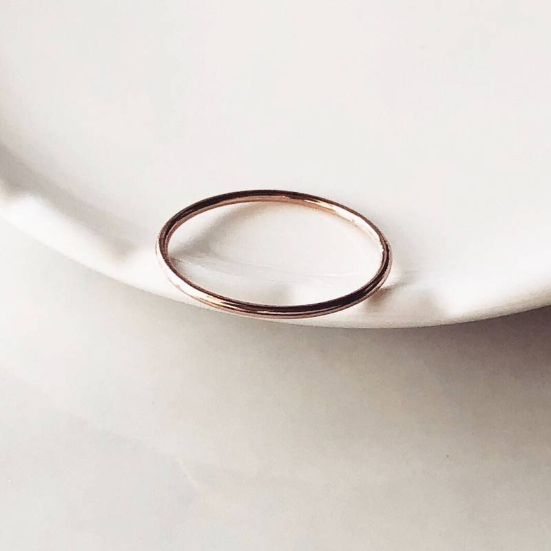Zierliche 14K Roségold Filled Schlichter Stapelring Zierliche 14K Roségold Filled Schlichter Stapelring von IMSMI
