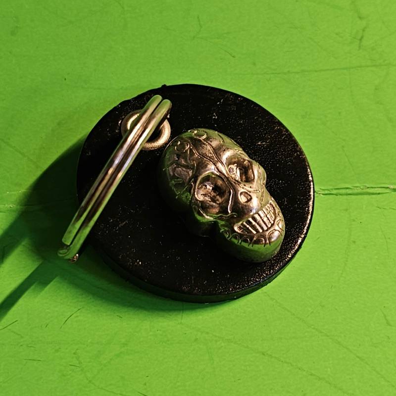 Runder Schlüsselanhänger Mit Totenkopf, in Div. Lederfarben | Sa8 von INDIANSTYLE