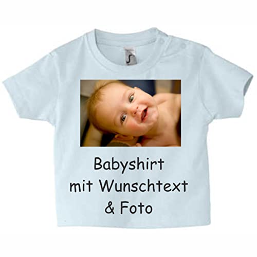 INDIGOS UG - Baby T-Shirt - Babyshirt mit Wunschname & Foto - Wunschtext Babyblau - 3-6 Monate - individuell - personalisiert - Name von INDIGOS UG