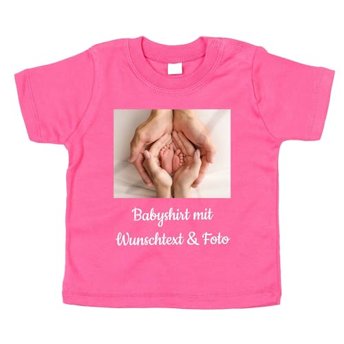 INDIGOS UG - Baby T-Shirt - Babyshirt mit Wunschname & Foto - Wunschtext Fuchsia - 12-18 Monate - individuell - personalisiert - Name INDIGOS UG - Baby T-Shirt - Babyshirt mit Wunschname & Foto - Wunschtext Fuchsia - 12-18 Monate - individuell - personalisiert - Name von INDIGOS UG