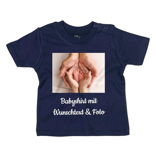 INDIGOS UG - Baby T-Shirt - Babyshirt mit Wunschname & Foto - Wunschtext Navy - 12-18 Monate - individuell - personalisiert - Name von INDIGOS UG