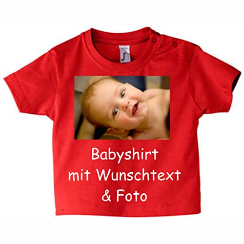 INDIGOS UG - Baby T-Shirt - Babyshirt mit Wunschname & Foto - Wunschtext rot - 12-18 Monate - individuell - personalisiert - Name von INDIGOS UG