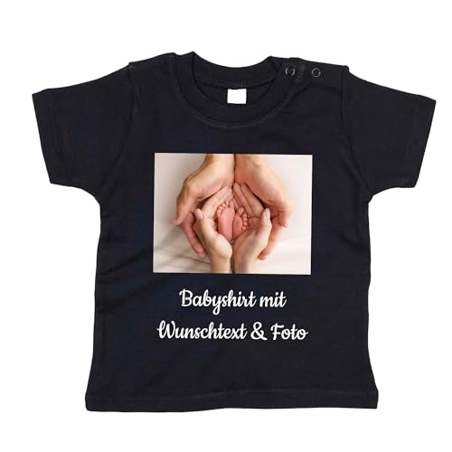 INDIGOS UG - Baby T-Shirt - Babyshirt mit Wunschname & Foto - Wunschtext schwarz - 12-18 Monate - individuell - personalisiert - Name von INDIGOS UG