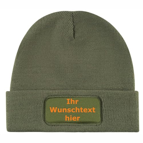 INDIGOS UG - Mütze Olive Bedruckt mit Wunschtext oder Name - Strickmütze mit Patch - für Winter, Ski, Party, Apres-Ski - individuell selbst gestalten von INDIGOS UG