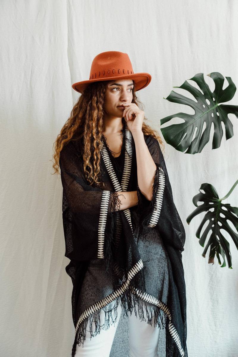 Schwarze Gewebte Sommerjacke, Baumwoll-Blockprint-Besatz Mit Ausgefranster Borte von INKAFREE