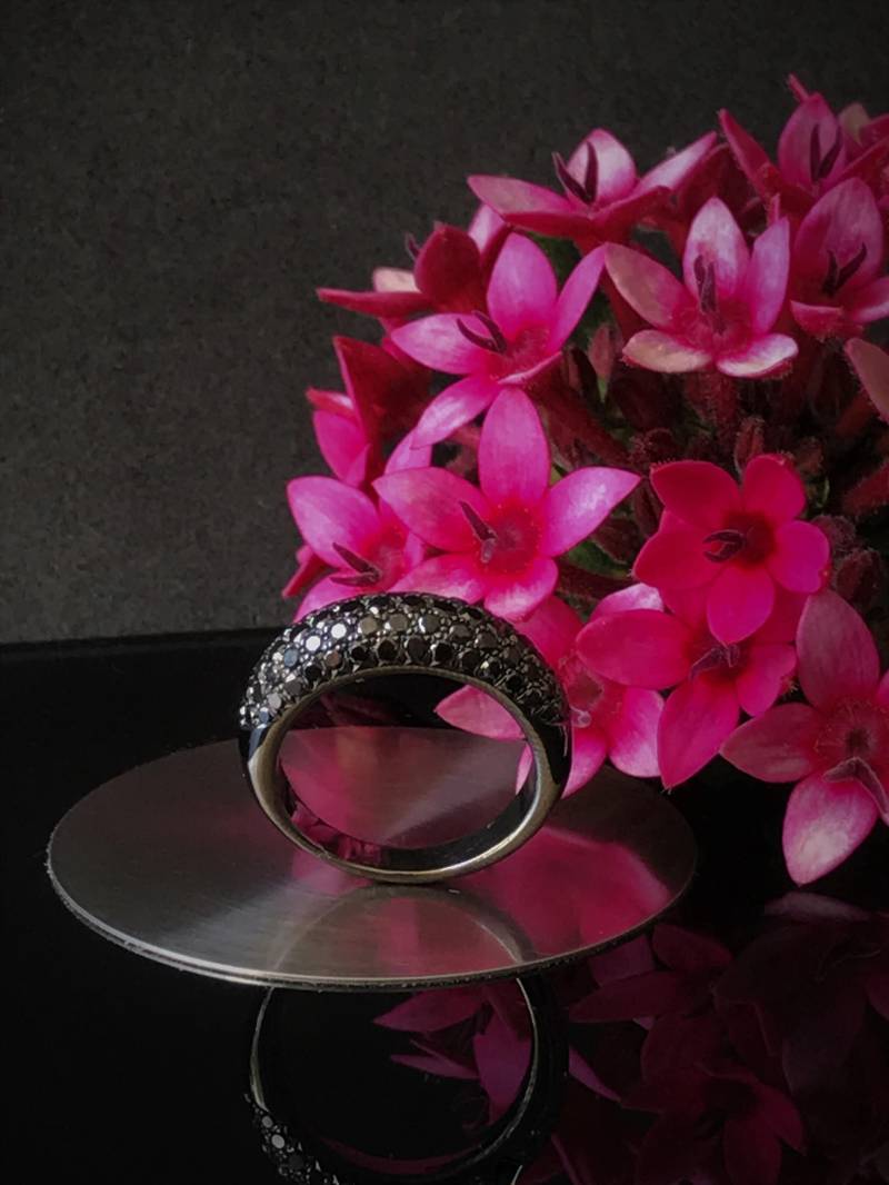 Fünfreihiges Schwarzes Diamantband Aus 18K Gold - Micro Pave Dome Ehering, Breiter Halbe Eternity Statementring, Bombay Cocktail Ring von INNAYFINEJEWELRY