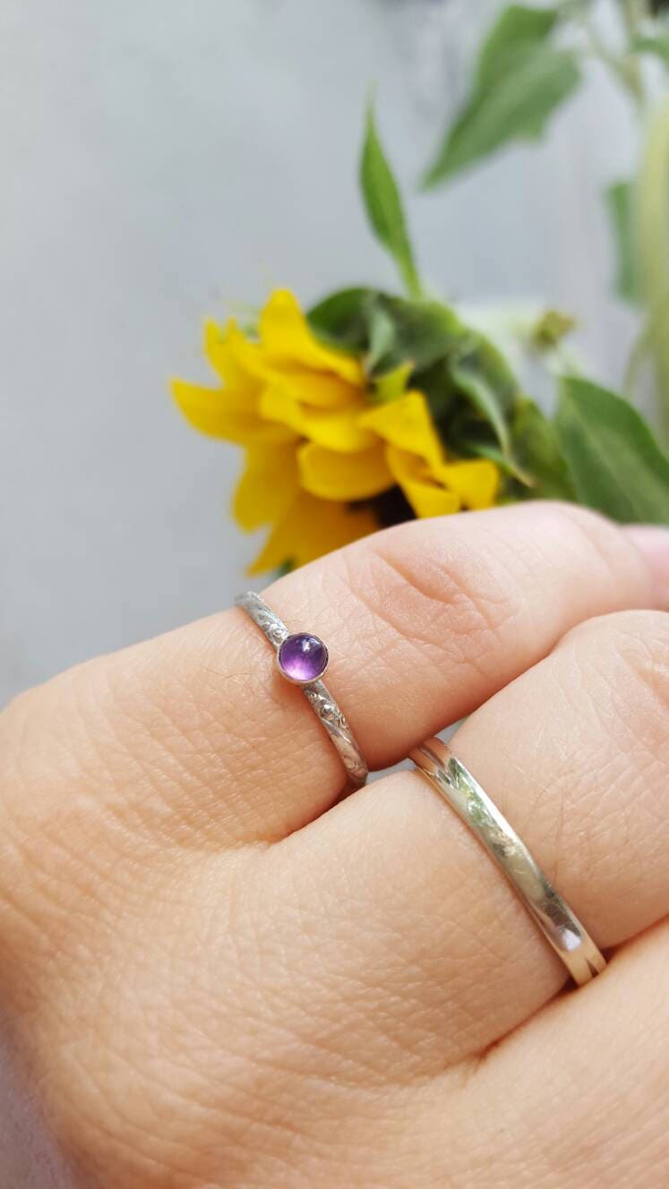 Amethyst-Ring, Zierlicher Kleiner Stapelring, Amethyst-Stapelring, Silberner Februar-Geburtssteine, Lila Edelstein-Ring von INNOCENTIJEWELRY