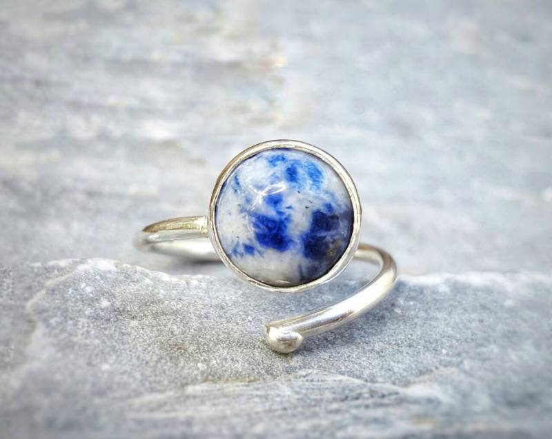 Blauer Sodalith-Ring, Blauer Stein-Ring, Sternbild-Ring, Stapelring, Edelstein-Ring, Universum-Ring, Himmel-Ring, Galaxie-Ring, Stern von INNOCENTIJEWELRY