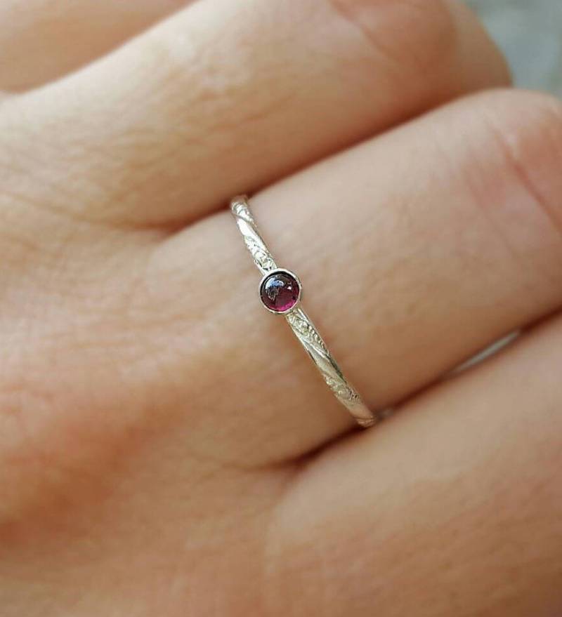 Granatring, Januar-Geburtsstein, Silberner Roter Granatschmuck, Einfacher Granatkristall, Granatschmuck von INNOCENTIJEWELRY