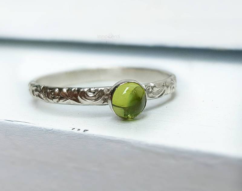 Grüner Peridot-Ring, Peridot-stapelring, August-Geburtsstein-Schmuck, August-Geburtsstein-Ring von INNOCENTIJEWELRY