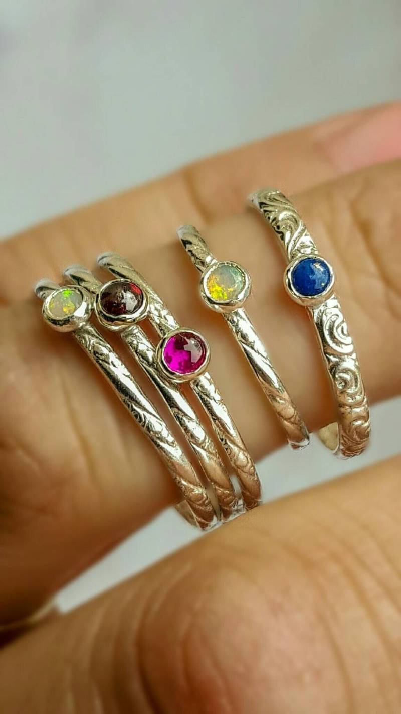 Opal Ring, Rubin Granat Amethyst Onyx Edelstein Minimalist Ring Midi von INNOCENTIJEWELRY