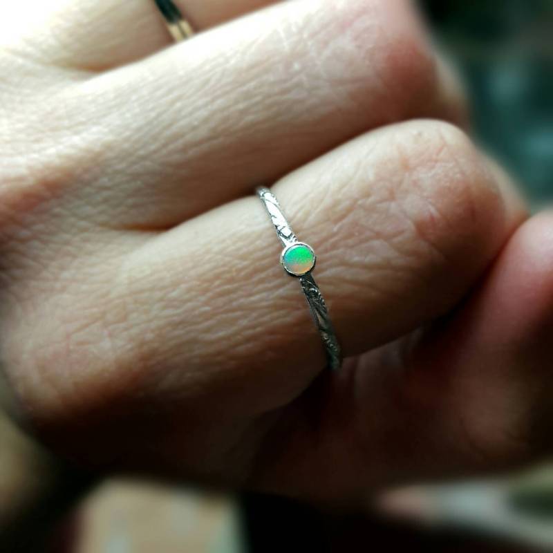 Opal Ring, Silber Zierlicher Weißer Regenbogen Opal, Welo Boulder Schmuck von INNOCENTIJEWELRY