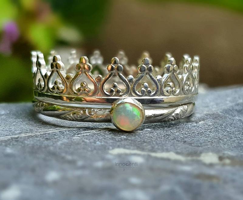 Opal-Ring, Weißer Regenbogen-Opal-Ring, Opal-Silberring, Zierlicher Kleiner Einfacher Opal-Schmuck von INNOCENTIJEWELRY