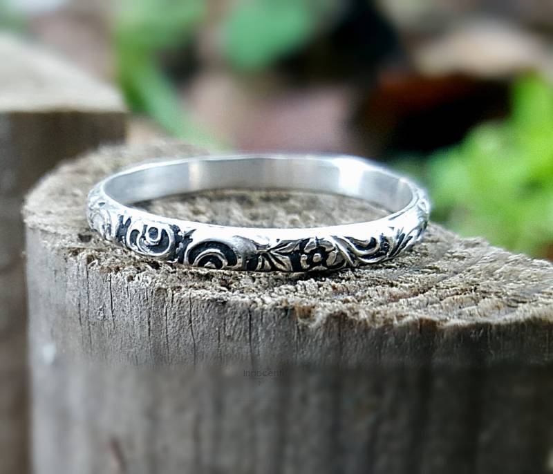 Ring Aus Sterlingsilber, Floraler Bandring, Silber-Stapelring, Einfacher Stapelring, 2 Mm Oxidiertes Band, Zierlicher Verlobungsring von INNOCENTIJEWELRY