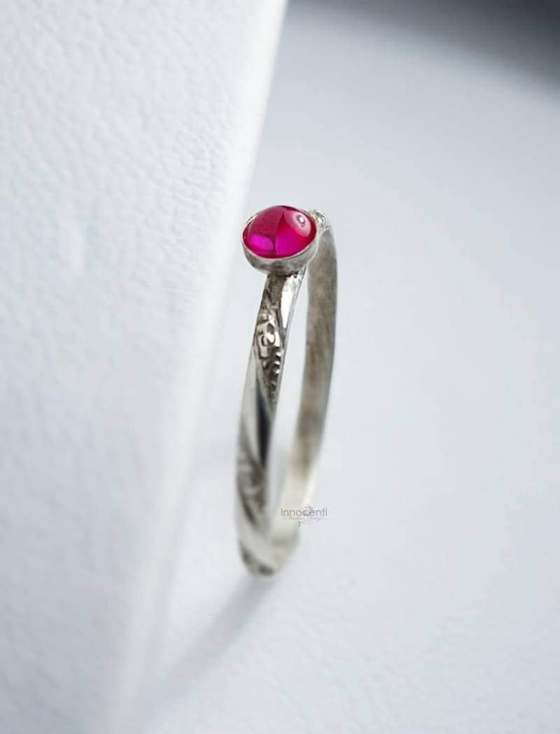 Rubin Ring Zarter Rubinring Stapel Silber Juli Birthstone Stacker Rosa Edelstein Verlobungsring von INNOCENTIJEWELRY
