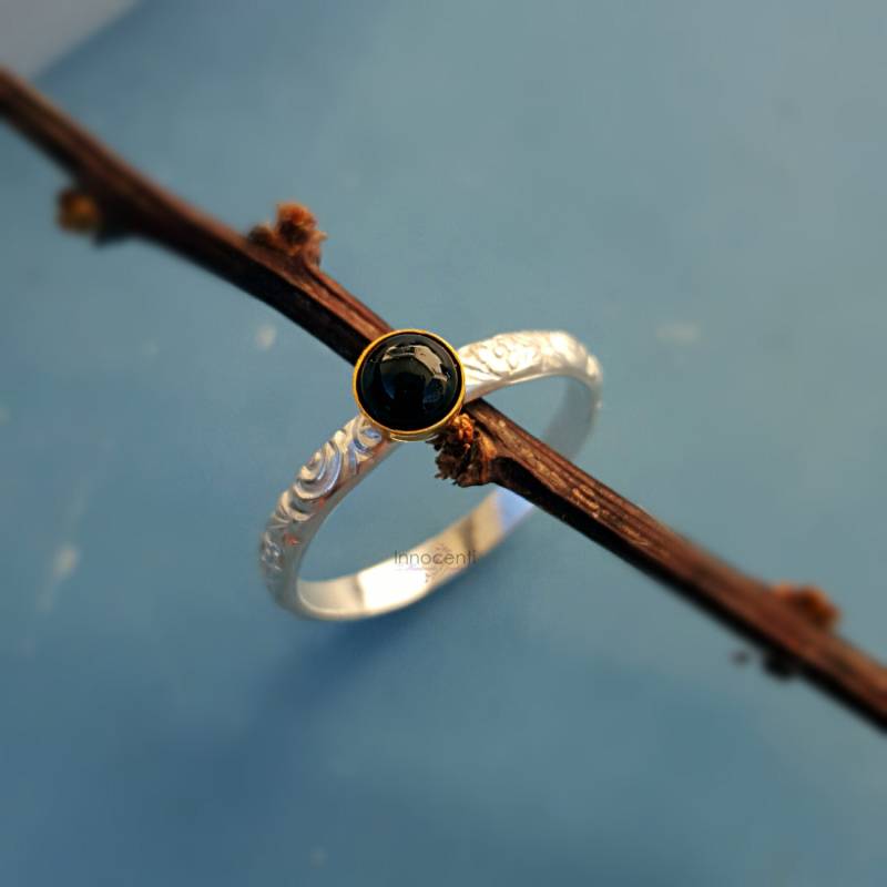 Schwarzer Onyx Ring Stein Kleiner Stapelring Gold-Silber-Onyx Edelstein von INNOCENTIJEWELRY