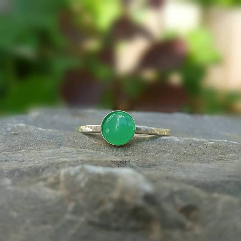 Silberner Natürlicher Chrysopras-Ring, Stapelring Mit Grünem Chrysopras-Edelstein von INNOCENTIJEWELRY