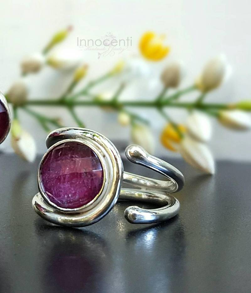 Silberner Rubinring, Rubin-Verlobungsring, Roter Rubin-Ring, Alternativer Verlobungsring, Rubin-Solitärring, Juli-Geburtsstein von INNOCENTIJEWELRY