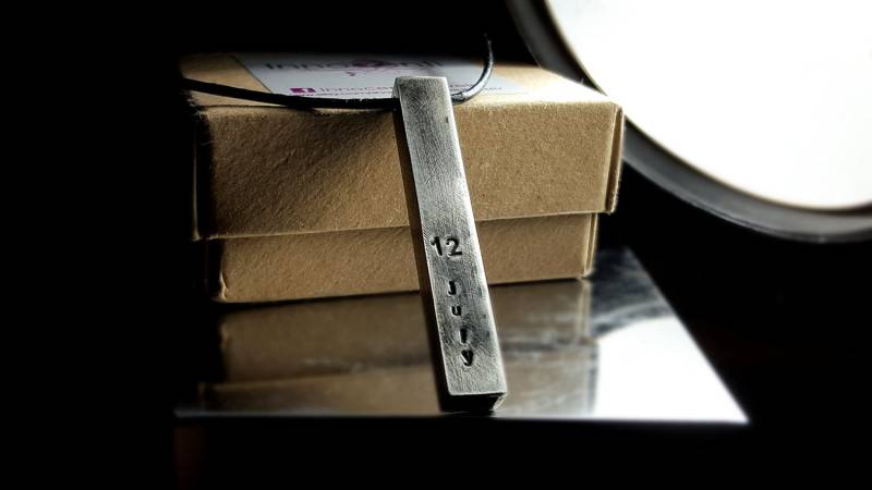 Vierseitige Bar Halskette Benutzerdefinierte Hand Gestempelt Geschenk Vatertagsgeschenk Personalisierte Namen Freund Für Ihn von INNOCENTIJEWELRY