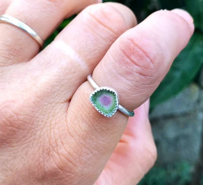 Wassermelonen-Turmalin-Scheibenring, Wassermelonen-Turmalin-Ring, Turmalin-Verlobungsring, Turmalin-Scheibenring, Zweifarbiger Turmalin von INNOCENTIJEWELRY