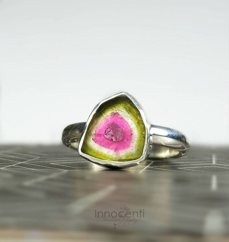 Wassermelonen-Turmalin-Scheibenring, Wassermelonen-Turmalin-Ring, Turmalin-Verlobungsring, Turmalin-Scheibenring, Zweifarbiger Turmalin von INNOCENTIJEWELRY
