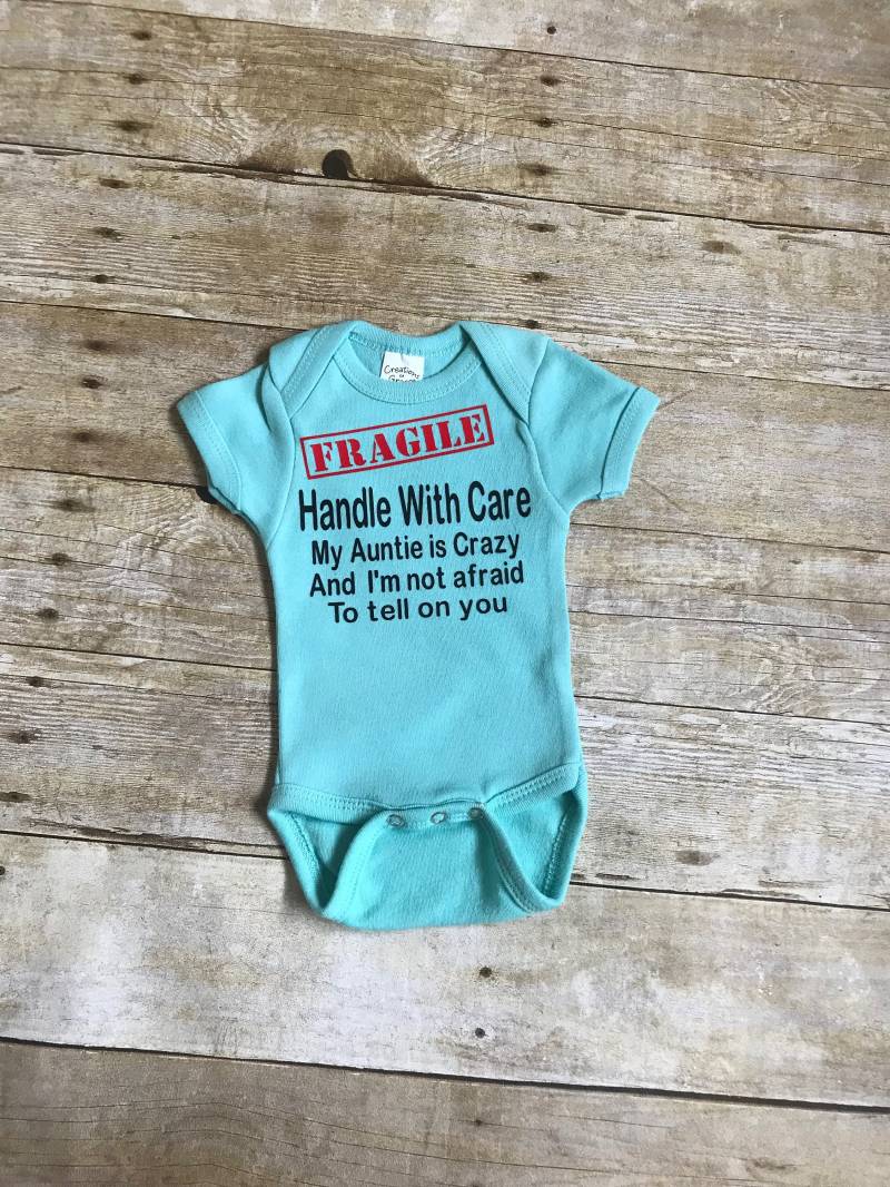 Griff Mit Sorgfalt Habe Ich Eine Verrückte Tante Und Keine Angst Zu Sagen, Auf Sie, Spaß Shirt, Geschenke Für Sie, Shirt Griff Mit Sorgfalt Habe Ich Eine Verrückte Tante Und Keine Angst Zu Sagen, Auf Sie, Spaß Shirt, Geschenke Für Sie, Shirt von INSPIREDBYELIANA