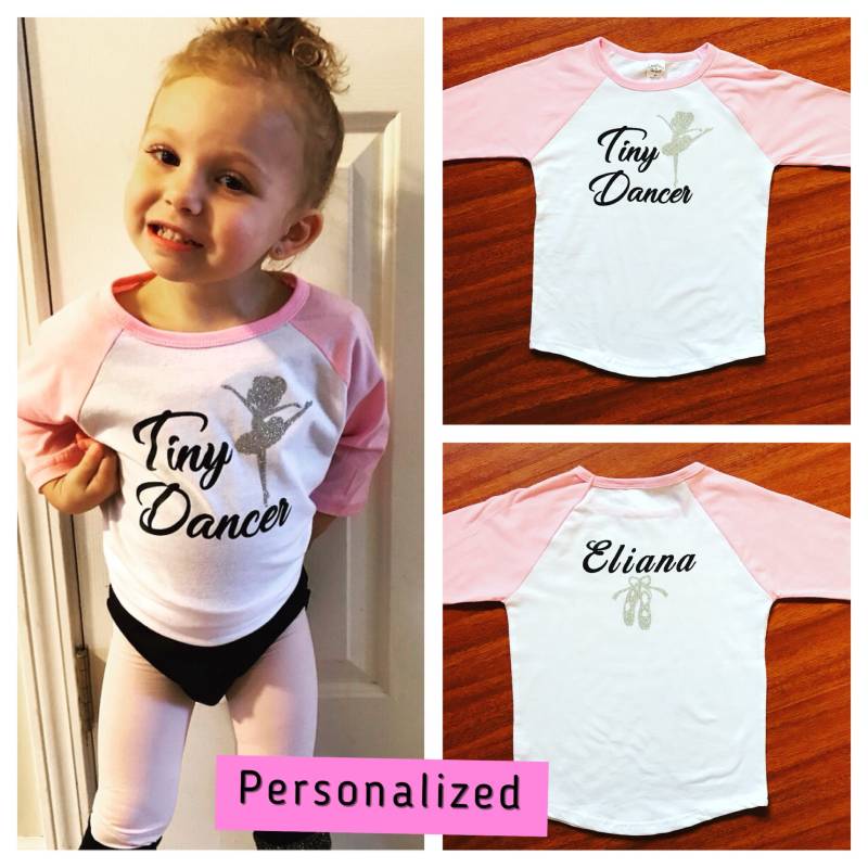 Tiny Dancer T-Shirt, Toddler Shirt, Pink Baseball Personalisiertes Tiny Dancer T-Shirt, Toddler Shirt, Pink Baseball Personalisiertes von INSPIREDBYELIANA