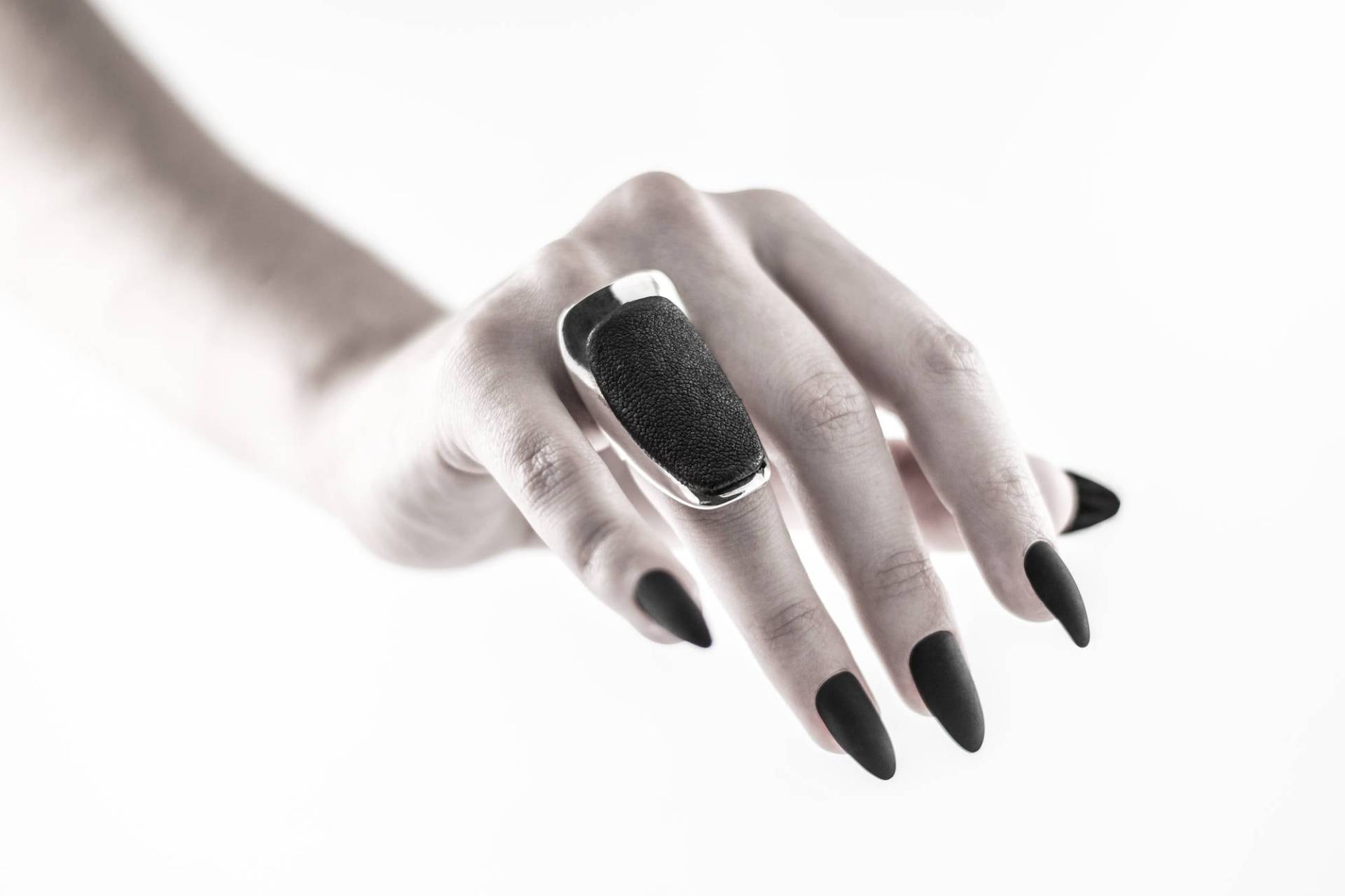 Intenebris Lammfell-Lederpanzer Ring von INTENEBRISbyJS