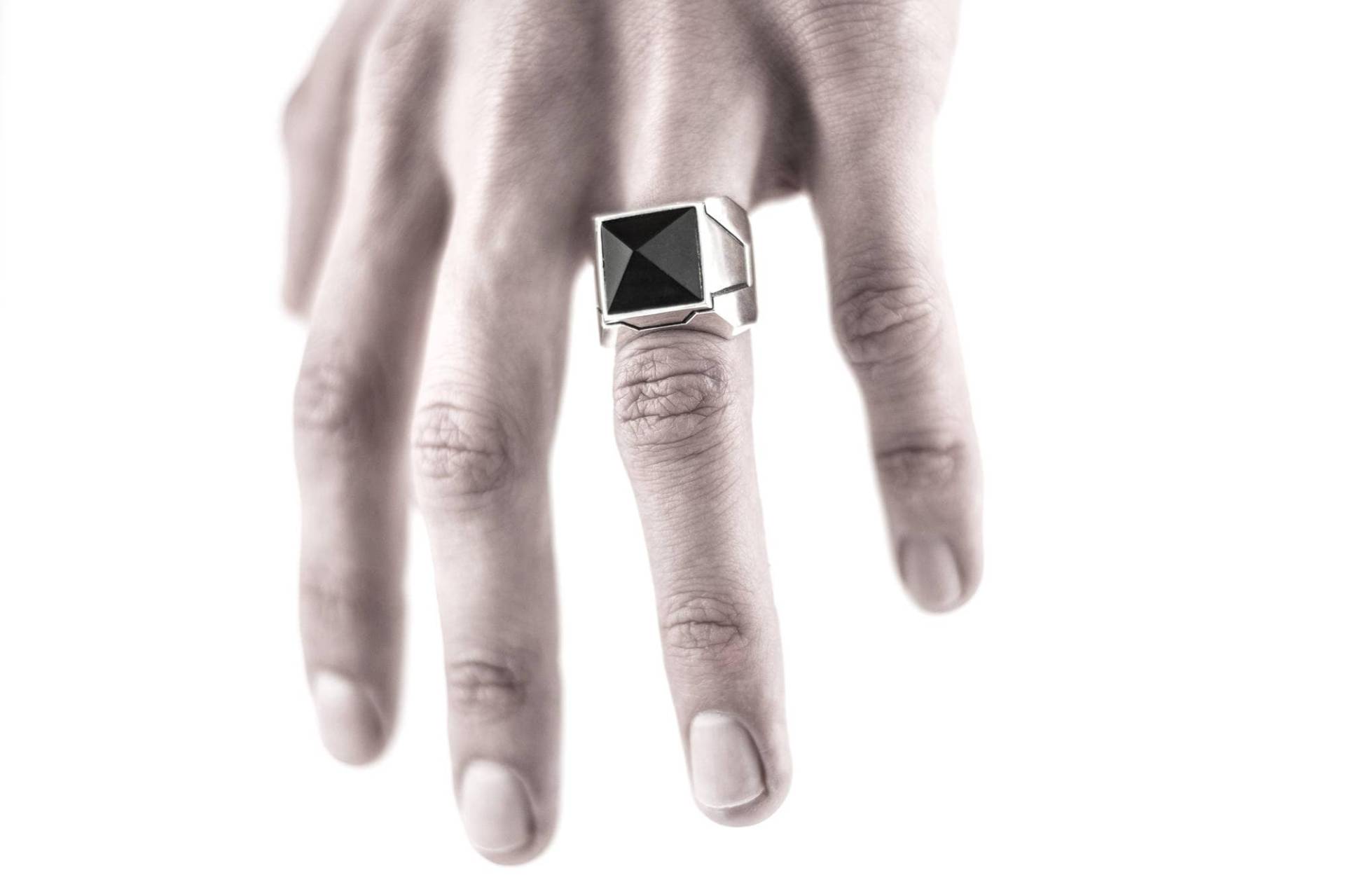 Intenebris Z-Achse Onyx Pyramide Ring in Sterling Silber von INTENEBRISbyJS